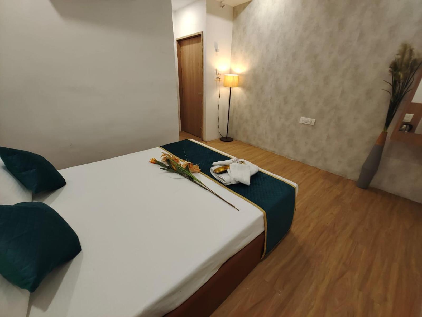 Hotel Prasang Сурат Екстериор снимка