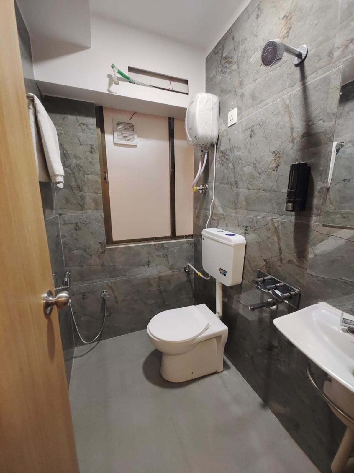 Hotel Prasang Сурат Екстериор снимка